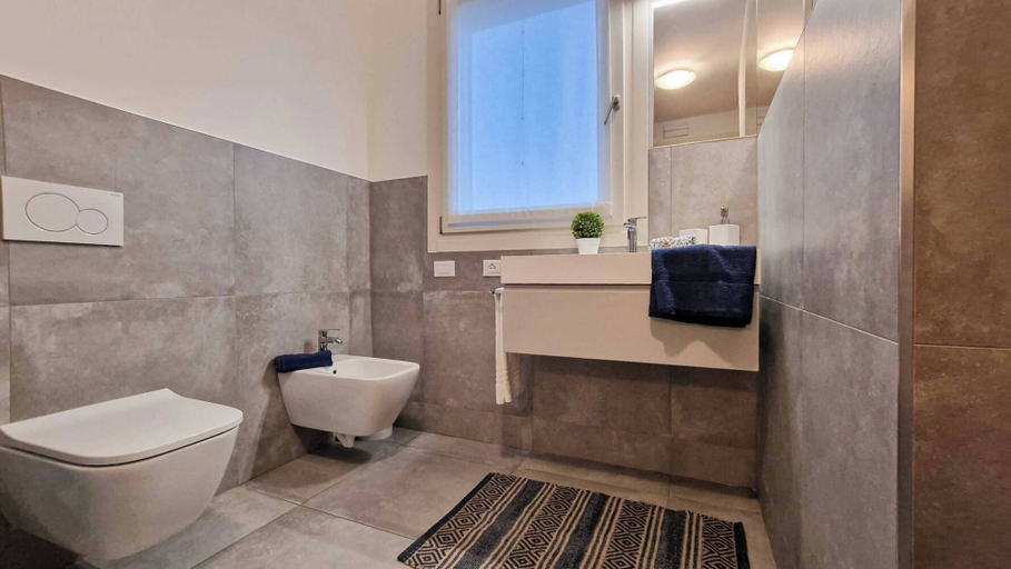 Bathroom 3, Enchanting Apartment With Sunny Terrace, Venezia