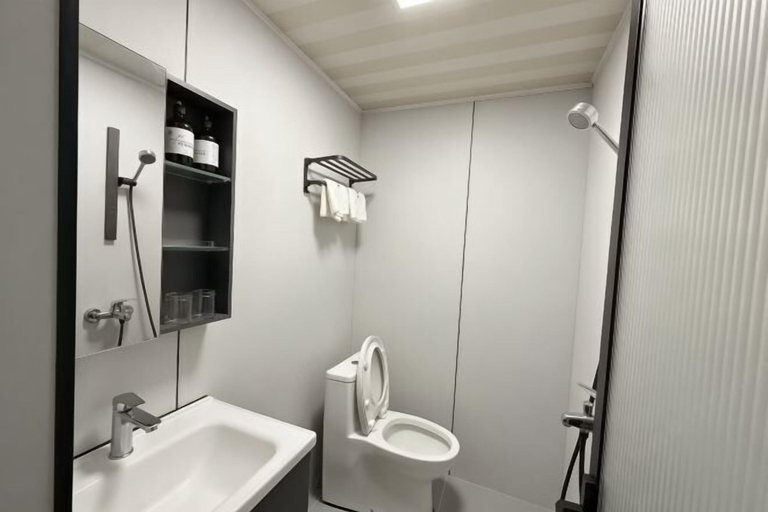 Bathroom 5, Qionghai Bojingchuanxi Hotel, Hainan