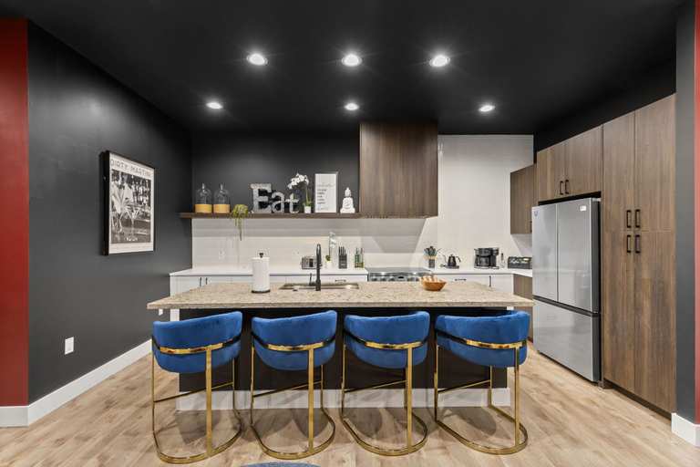 Room 3, ATX Getaway With Cowboy Pool Fire Pit Rooftop, Travis