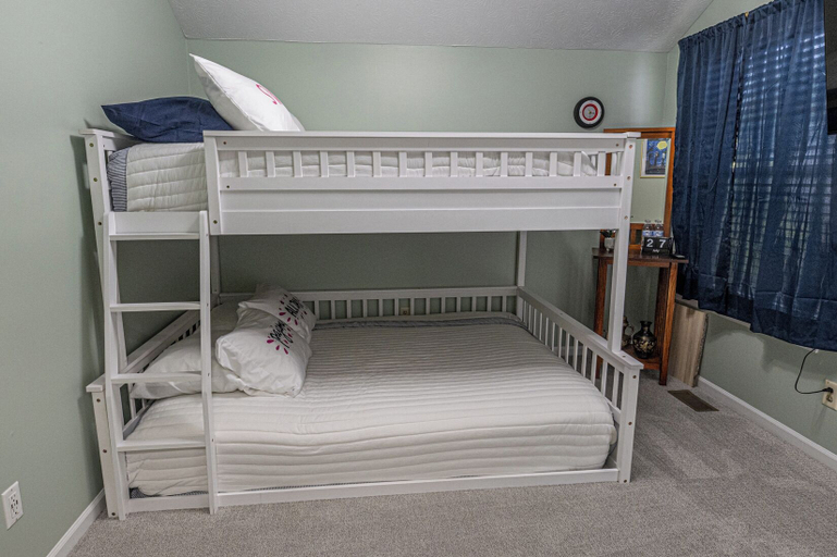 Room 4, Eagle Creek, Indianapolis