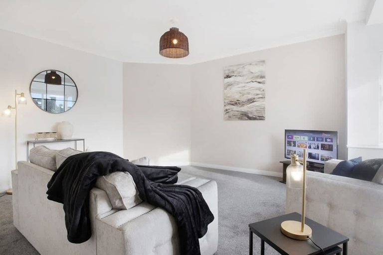 Room 5, Spacious Living Room and Modern Comforts Sleeps 4, Durham