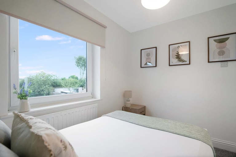 Room 3, 3BR in County Durham With Wifi and Street Parking, Durham