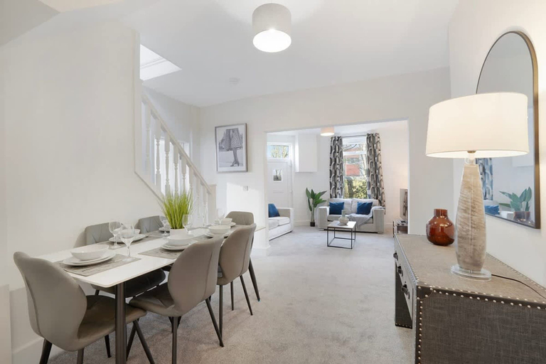 Room 4, Perfect for Contractors Large Groups Free Wifi, Durham