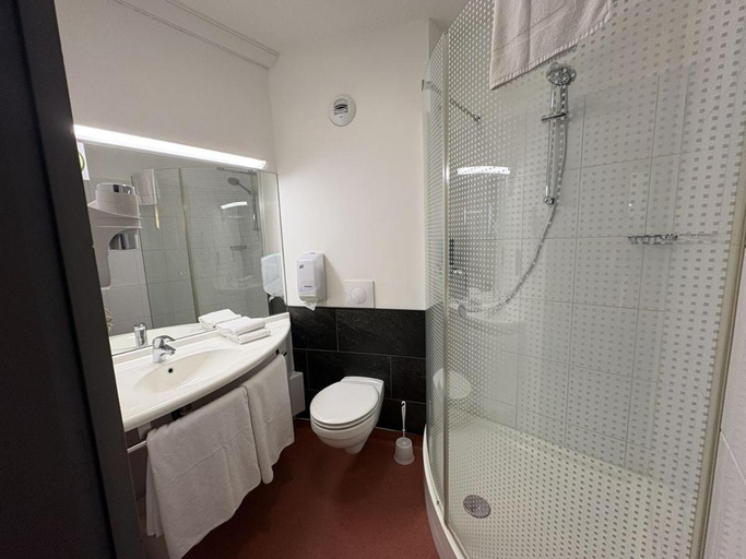 Bathroom 3, Brit Hotel Confort Villeneuve Sur Lot, Lot-et-Garonne