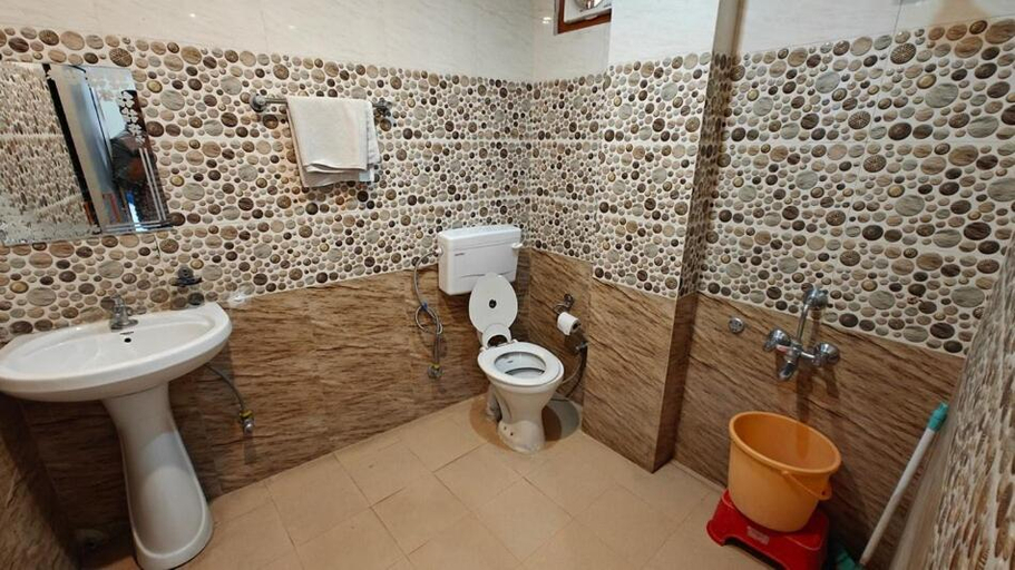 Bathroom 3, Hotel Pine View Kasauli, Solan