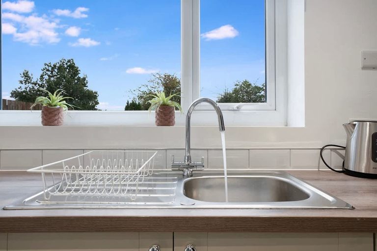Room 4, 3BR in County Durham With Wifi and Street Parking, Durham