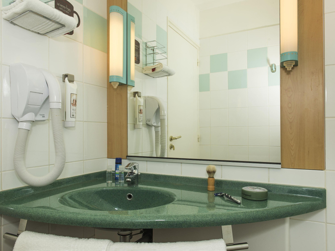 Bathroom 5, ibis La Bresse Gerardmer, Vosges