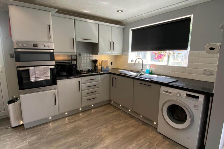 Private kitchen 5, House Sleeps 4- Free Parking, Garden, Pet Friendly, Bournemouth