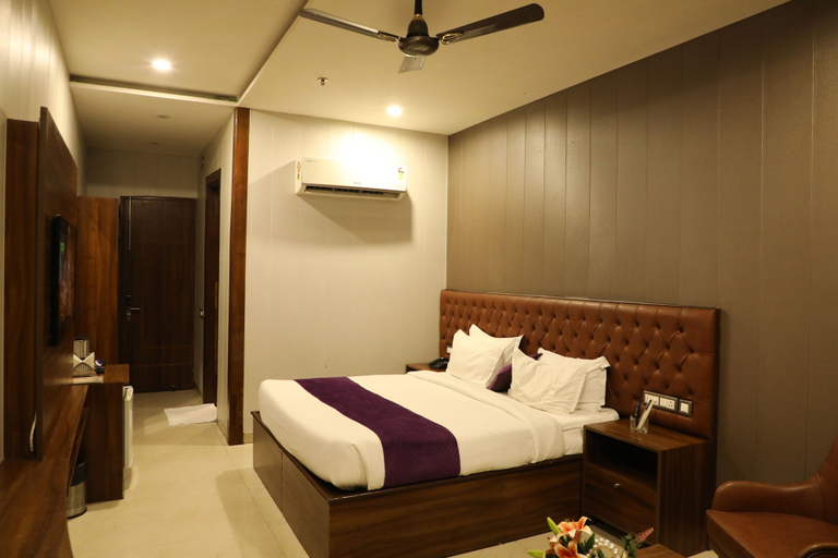 Room 4, Hotel Helios, Sahibzada Ajit Singh Nagar