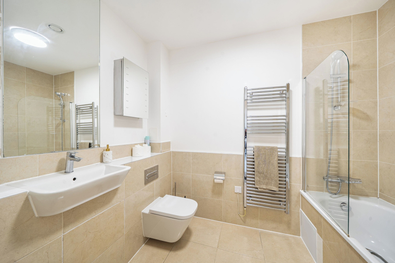 Bathroom, Top Floor Penthouse Near Stadium - Free Parking, London