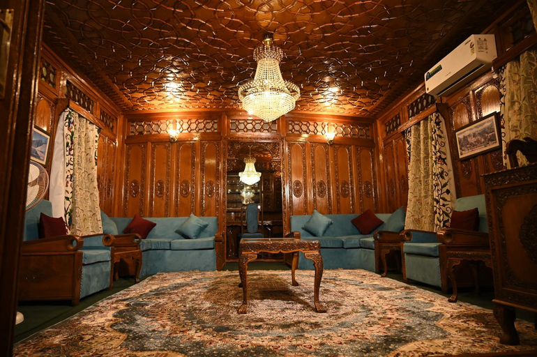 5, Mughal suit, Srinagar