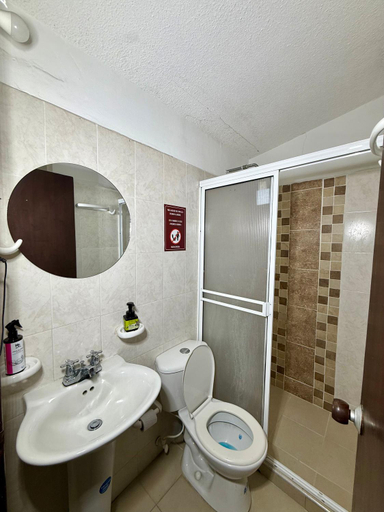 Bathroom 5, Oxford House Hostel, Floridablanca