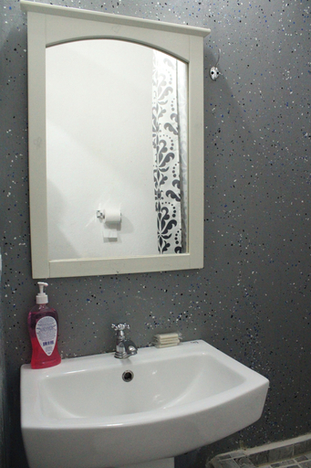 Bathroom 4, D's Inn