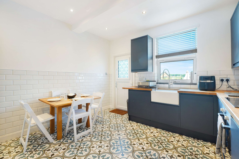 Room 4, Chic 3BR Rotherham Parking Wifi By Stay With us, Barnsley