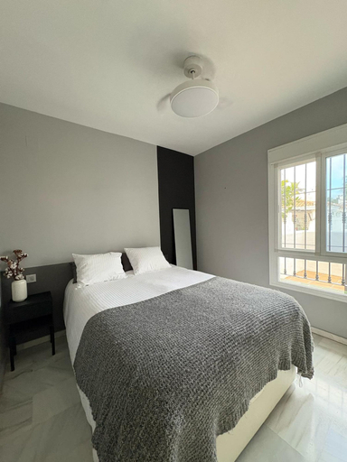 Room 3, Modern Duplex 3 Bedroom F72, Málaga