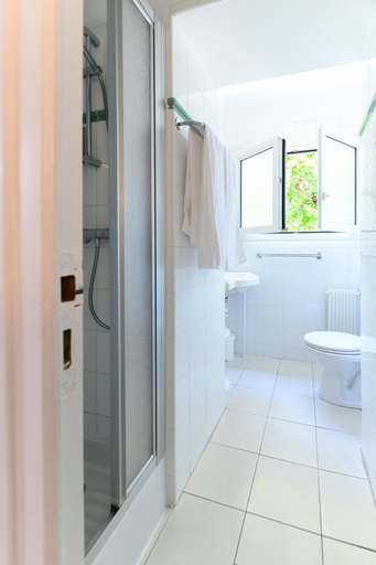 Bathroom 4, Hôtel Val Flores Logis, Pyrénées-Atlantiques