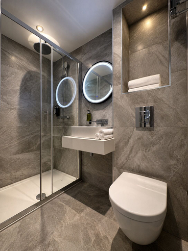 Bathroom 5, Vivatar Heathrow Hotel, London