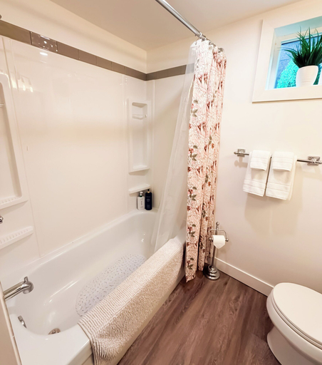 Bathroom 4, Fawn - Central 2BR Parking Near LRT, Division No. 6
