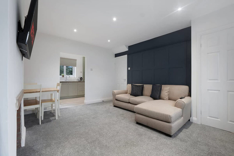 Room 2, 3BR in County Durham With Wifi and Street Parking, Durham