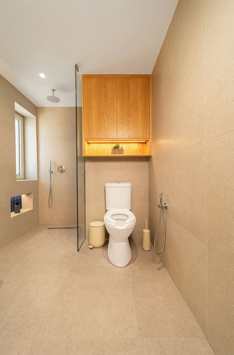 Bathroom 5, Georgina, Crete
