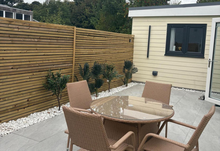 Outdoor dining 4, Cozy Bungalow Retreat in Edinburgh, Edinburgh
