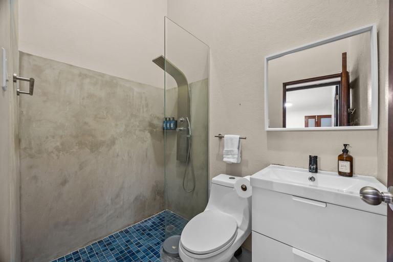 Bathroom 5, La Estadía