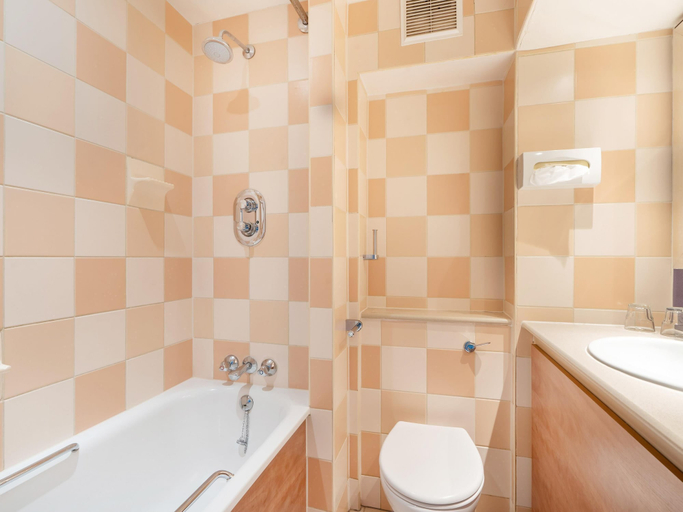 Bathroom 4, Mercure Maidstone Great Danes Hotel, Kent