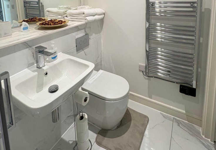 Bathroom 2, Stylish Central Birmingham 1bed Apartment, Birmingham