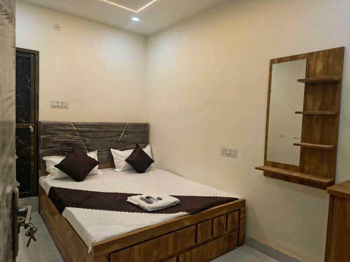 Room 5, OM BNB AC ROOMS Available in Varanasi, Varanasi