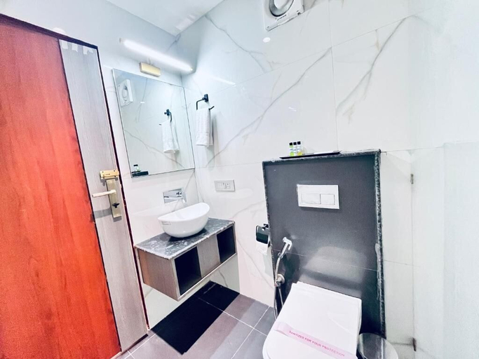 Bathroom 5, Western Blu, Delhi
