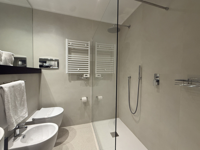 Bathroom 4, Hotel Serafino, Padua