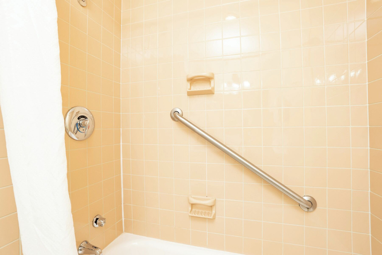 Bathroom 5, Fireside Inn & Suites Waterville, Kennebec