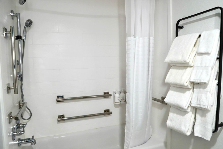 Bathroom 4, La Quinta Inn & Suites by Wyndham Auburn - University Area, Lee