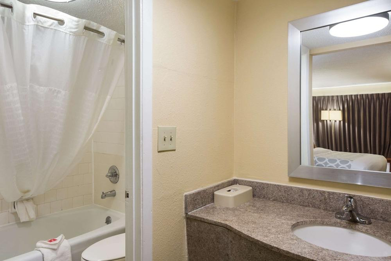 Bathroom, Magnuson Hotel Hardeeville, Jasper