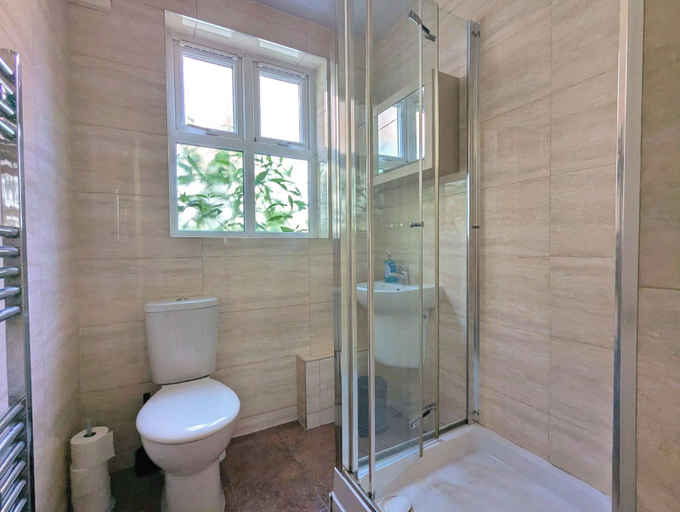 Bathroom 4, Spacious 5 Bed House in Centre, Sheffield