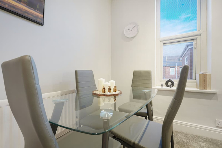 Room 2, Chic 2 Bed With Wifi Parking Ideal for Work Stay, South Tyneside