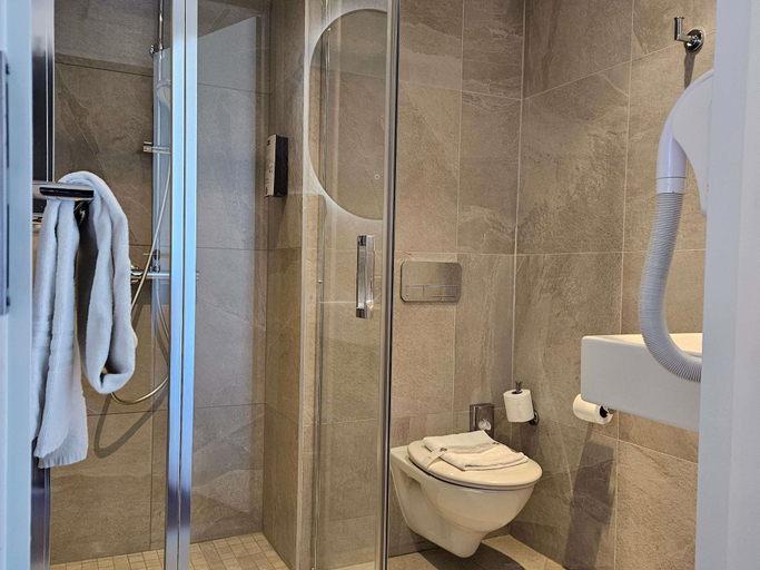 Bathroom 4, Ibis Styles La Rochelle Centre les Minimes, Charente-Maritime