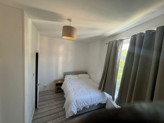 Room 2, Spacious 4BR 4bath With Free Parking in Manchester, Manchester