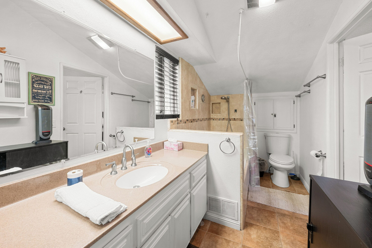 Bathroom 5, Alpine Chalet, San Bernardino