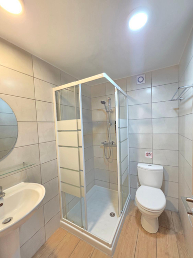 Bathroom 3, Harrys Inn Guesthouse, Larnaca