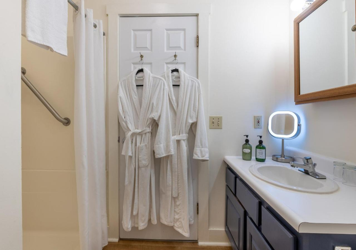 Bathroom 4, Old Stagecoach Inn, Washington