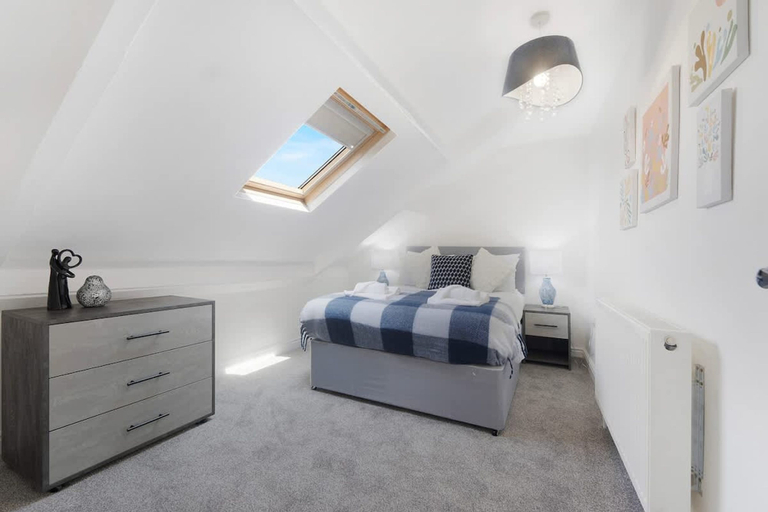 Room 4, Spacious 6BR Sleeps 12 With Parking, South Tyneside