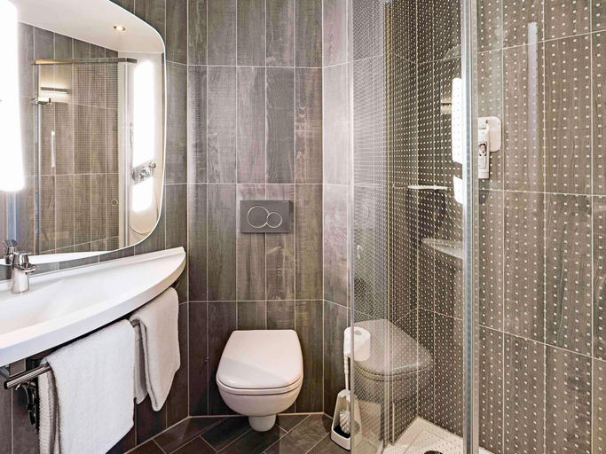 Bathroom 3, ibis Baden Neuenhof, Baden