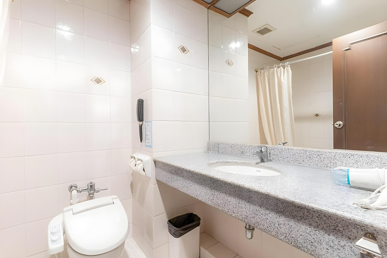 Bathroom 4, Journeyhub Sukhumvit 26 Bangkok, Khlong Toey
