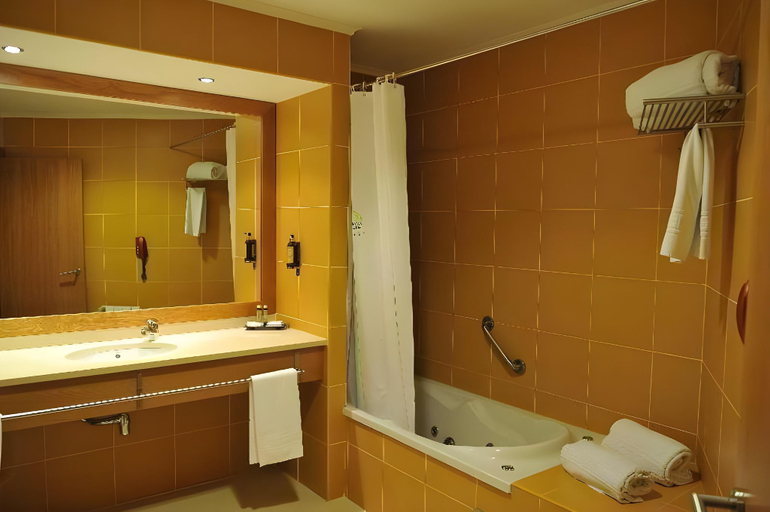 Bathroom, Hotel Lusitania, Guarda