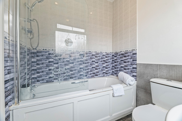 Bathroom 2, 4-Bed House | Leicester | Driveway Parking, Leicester