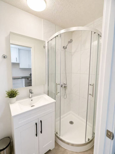 Bathroom, Cozy Villa 1BR South Surrey White Rock, Greater Vancouver