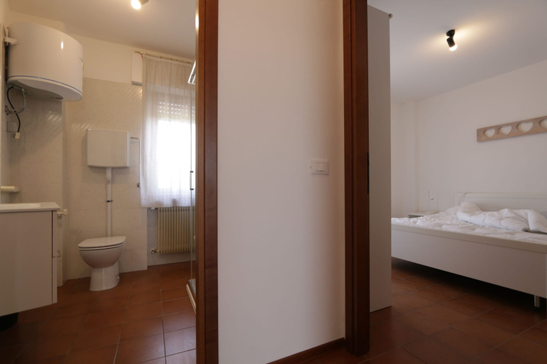 Bathroom 2, Reunia apartments, Udine