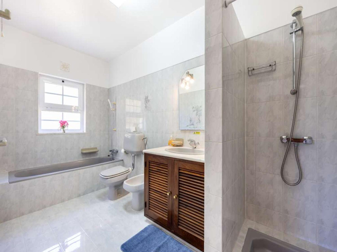 Bathroom 4, Spacious Carvoeiro Villa Casa Jemb 3 Bedrooms Great Pool Area, Lagoa