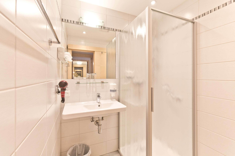 Bathroom 3, Flackl - Wirt, Neunkirchen
